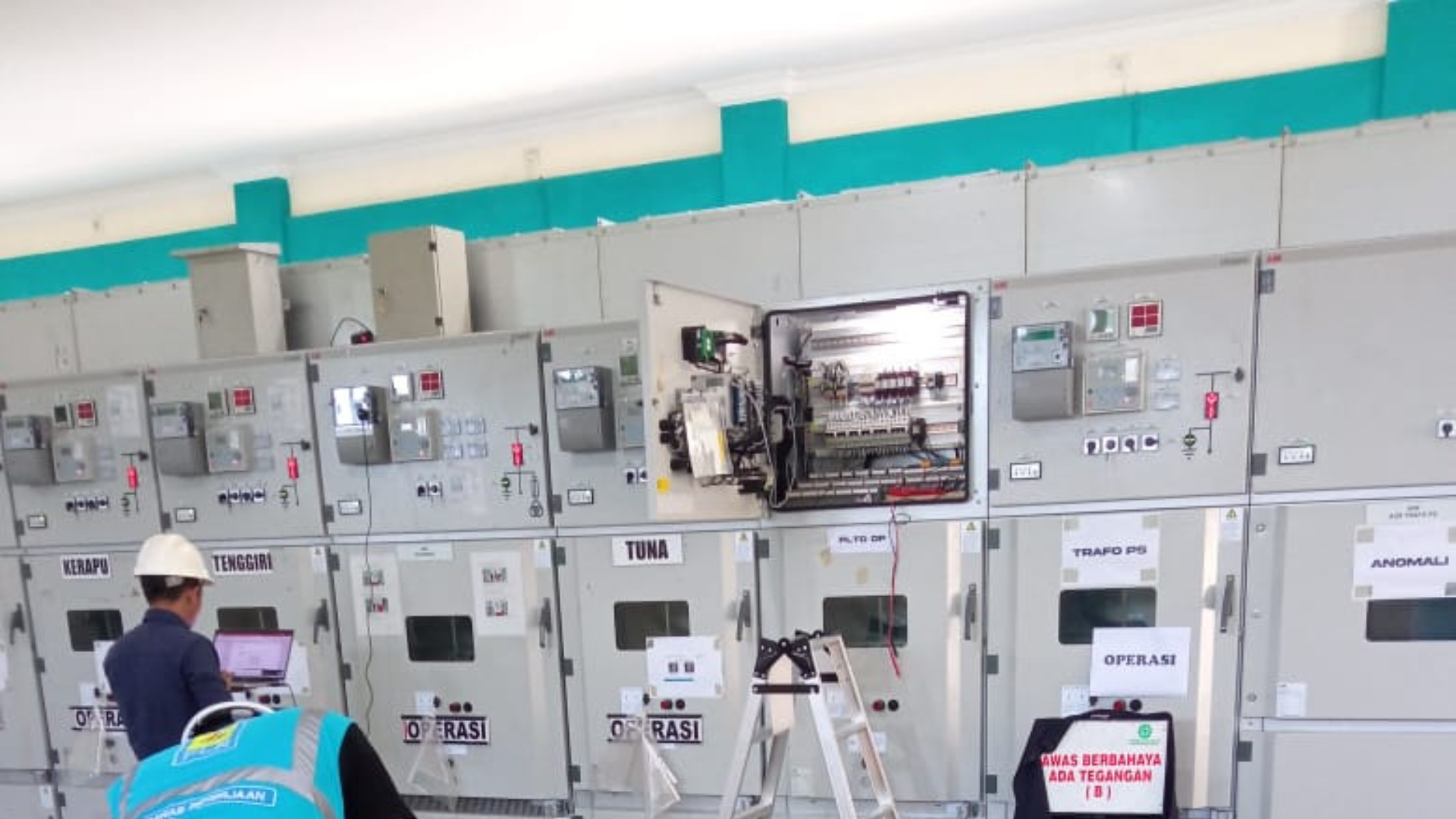 Installation phase in a power plant project with engineers and workers installing equipment